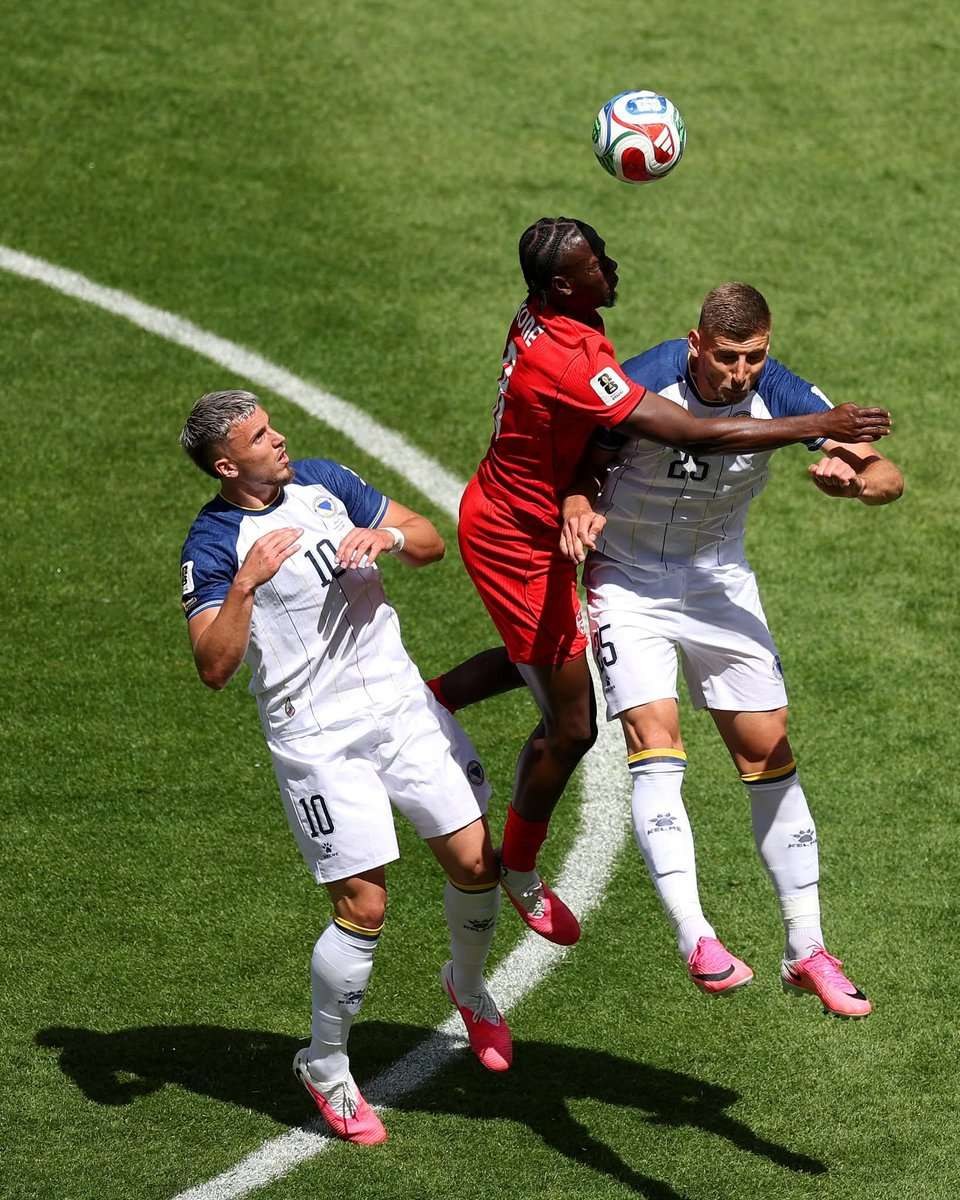 Duel udara pemain Kanada dan Bosnia saat bola turun di laga Piala Dunia 2026