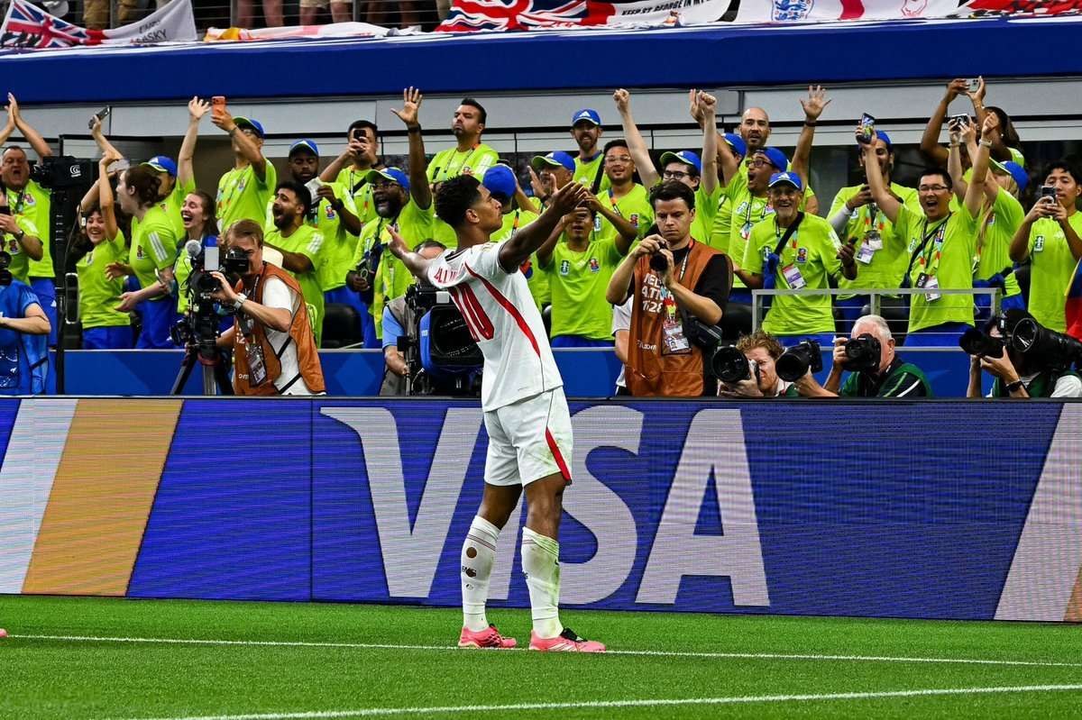 Pemain England nomor 10 merayakan gol di depan papan iklan dan fotografer saat laga melawan Croatia