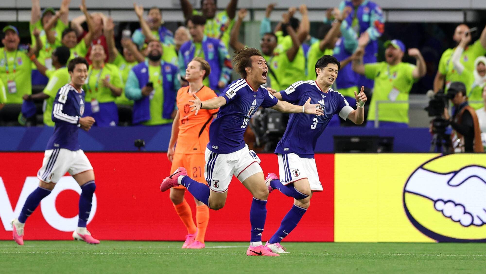 Pemain Jepang merayakan gol ke gawang Belanda